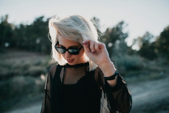 Волосы средней длины платинового цвета